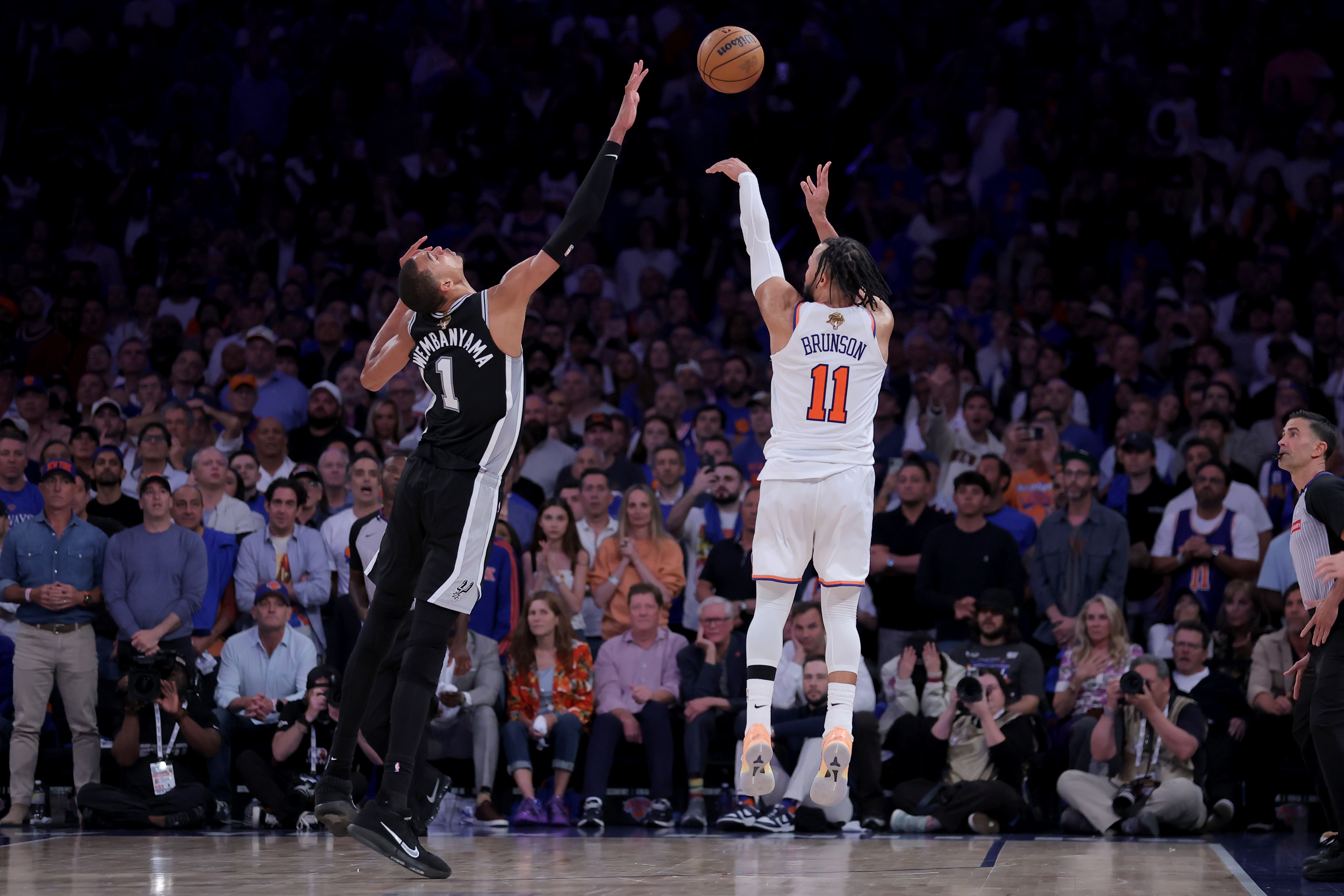 布伦森谈总决赛针对文班：必须把他拉进进攻 不能让他舒服地协防